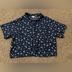 American Eagle dark blue short sleeve floral shirt in small petite